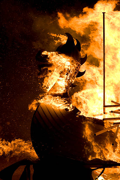 vous helly aa brûler galley bateau - viking ship shetland islands passenger ship sailing ship photos et images de collection