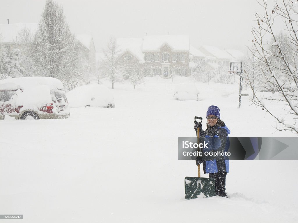 Mulher em uma tempestade de neve - Foto de stock de Neve royalty-free