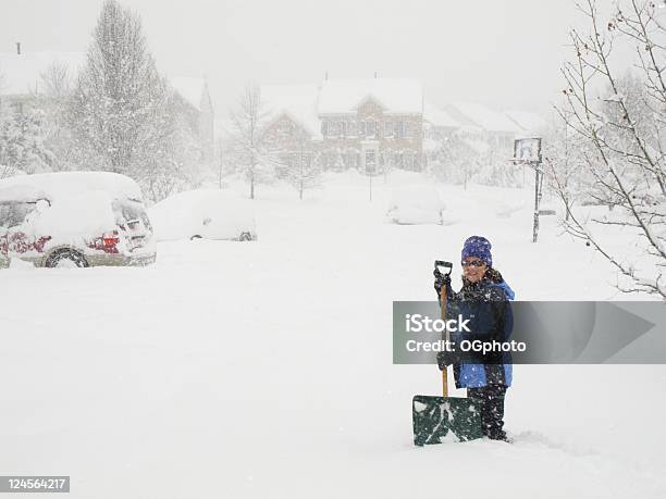 Foto de Mulher Em Uma Tempestade De Neve e mais fotos de stock de Neve - Neve, Pá, Casa