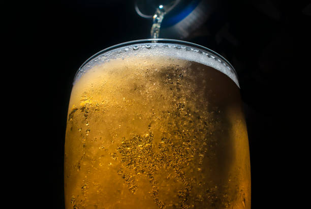 冷たい夜 - amber beer ストックフォトと画像