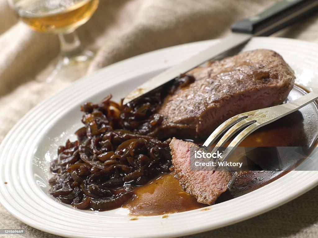 Steak avec des oignons - Photo de Alcool libre de droits