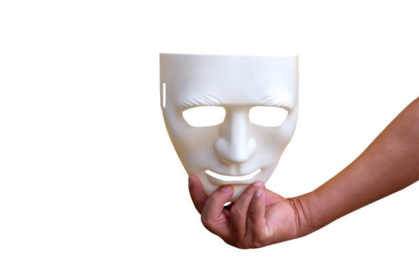 zurück hand hält weiße maske isoliert auf weißem hintergrund. anonymes social-masking-konzept. - konzepte fotos stock-fotos und bilder