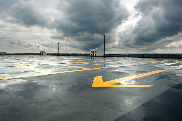 Chuvoso estacionamento - foto de acervo