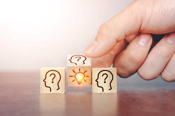 Hand flip over wooden cube block with head human symbol and light bulb icon.Brainstorming ideas present new ideas among teams and communicate creativity and innovation with copy space. a mano voltear sobre el bloque de cubo de madera con la cabeza símbolo humano y el icono de la bombilla. las ideas de lluvia de ideas presentan nuevas ideas entre los equipos y comunican la creatividad y la innovación con el espacio de copia.