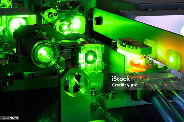 Foto de Poderoso A Laser e mais fotos de stock de Laser - Laser, Laboratório, Verde - Descrição de Cor