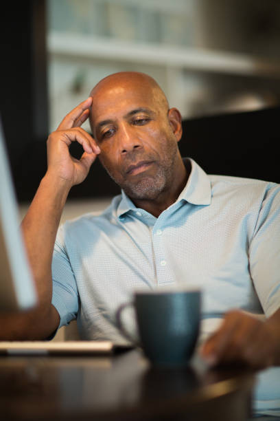 成熟したアフリカ系アメリカ人男性はイライラしているように見えます。 - male senior adult men portrait ストックフォトと画像