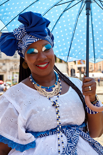 Lejos hacer los deberes Comparable Mujer Brasileña De Ascendencia Africana Vistiendo Traje Tradicional De  Baiana En Salvador Brasil Foto de stock y más banco de imágenes de Carnaval  - Evento de celebración - iStock