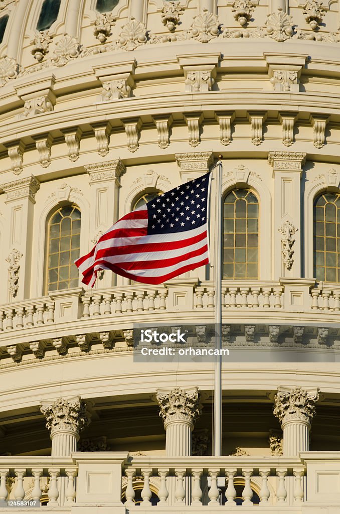 Nas Capitol dome detal z USA bandery na flagpole - Zbiór zdjęć royalty-free (Amerykańska flaga)