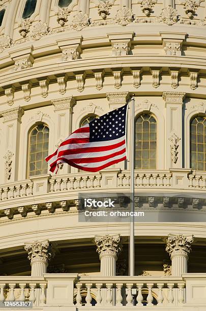 Nas Capitol Dome Detal Z Usa Bandery Na Flagpole - zdjęcia stockowe i więcej obrazów Amerykańska flaga - Amerykańska flaga, Architektura, Bezchmurne niebo