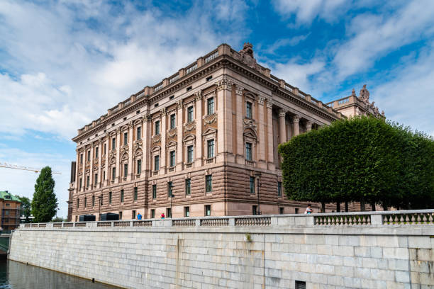 sveriges riksdag, the parliament house in stockholm - sveriges helgeandsholmen imagens e fotografias de stock