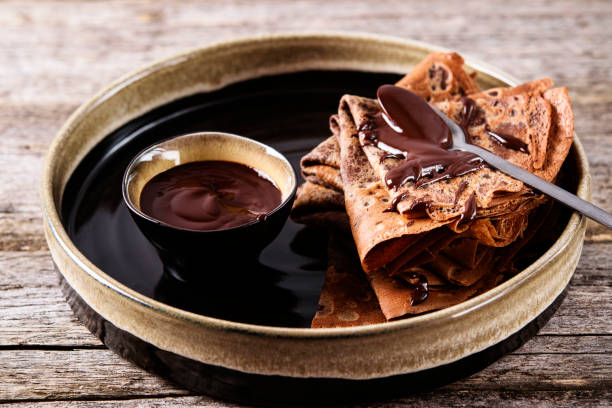 schokoladencrepes mit schokoladensauce und heidelbeere - pancake blini russian cuisine french cuisine stock-fotos und bilder