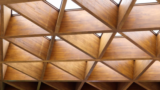 luksusowe geometryczne drewniane trójkąty w budownictwie. koncepcja nowoczesnej architektury, designu i wnętrza. tło drewniane. modułowy baldachim lub dach - mirrored pattern zdjęcia i obrazy z banku zdjęć