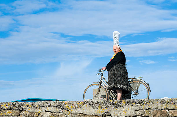 breton femmes avec coiffe amérindienne - tradition française photos et images de collection