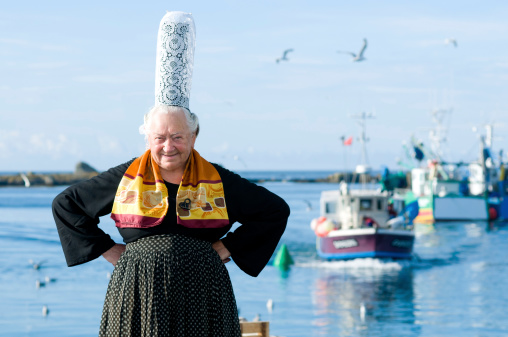 Mujeres con tocado breton photo