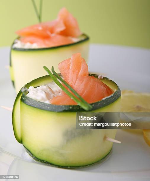 Curgete Rolo De Salmão - Fotografias de stock e mais imagens de Curgete - Curgete, Sushi Maki, Alimentação Saudável