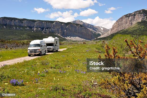 Riserva Naturale Di Rvs - Fotografie stock e altre immagini di Camper - Camper, Montana, Campeggiare
