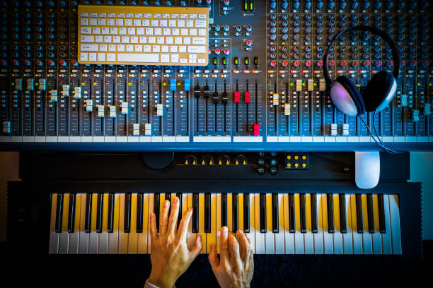 vista superior das mãos do produtor musical tocando piano midi para gravação em estúdio de som - electric mixer sound mixer mixing playing - fotografias e filmes do acervo