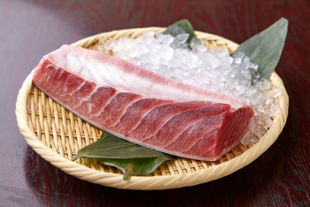 morceau de thon japonais - tuna chunks photos et images de collection