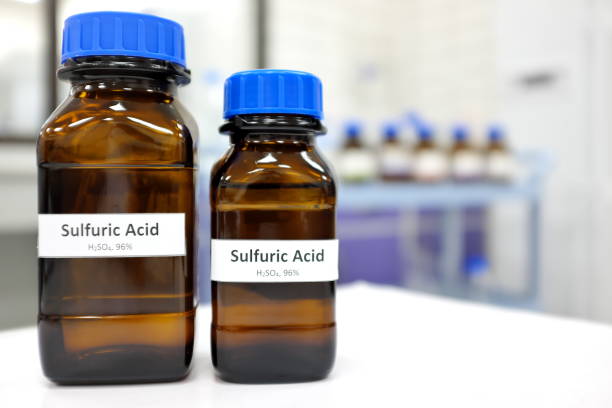forte químico ácido sulfúrico em garrafa de vidro âmbar marrom dentro de um laboratório com espaço de cópia. - sulfuric - fotografias e filmes do acervo