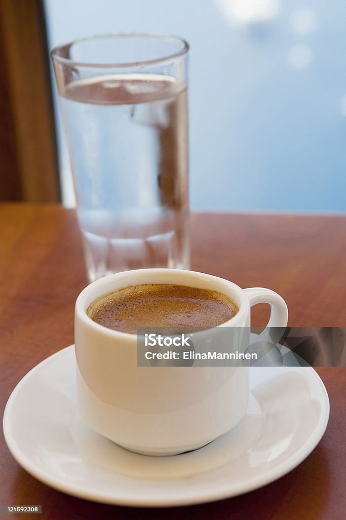 Griego café y un vaso de agua. - Foto de stock de Agua libre de derechos