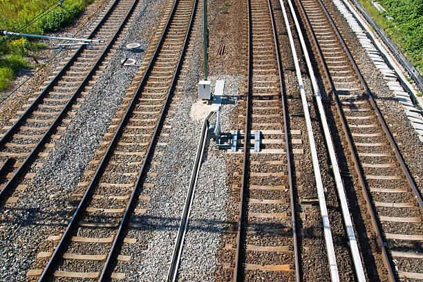 ferrovia visto da un ponte - splitt foto e immagini stock