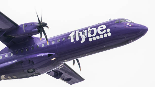 atr 42 flybe взлетает из аэропорта цюриха - flybe стоковые фото и изображения