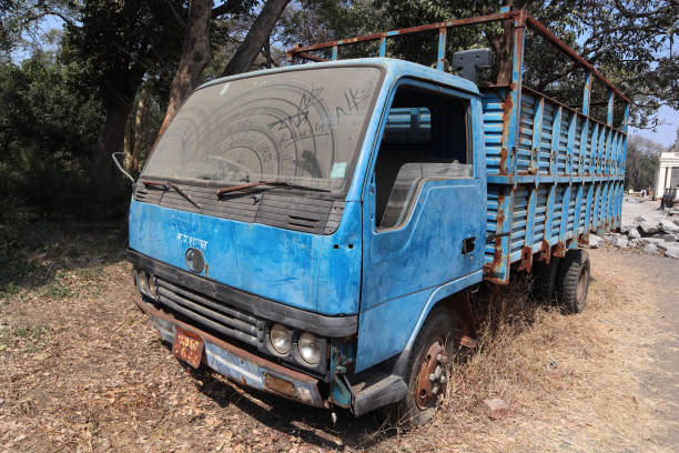 camion semi de style rétro restant dans la lal bagh palace, indore, inde - lal bagh photos et images de collection