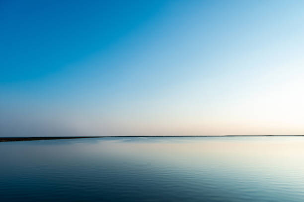 słońce nad jeziorem dla tła - horyzont wodny zdjęcia i obrazy z banku zdjęć