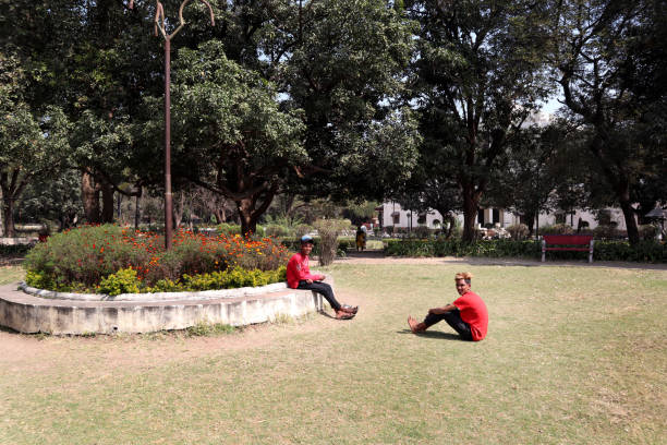 deux garçons se relaxant dans le jardin de lal bagh, indore, inde - lal bagh photos et images de collection