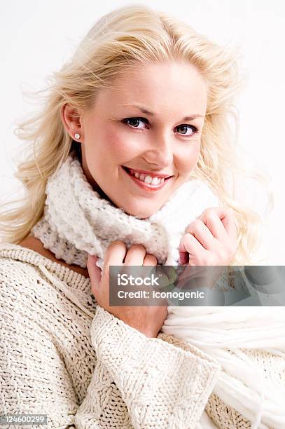 Lächelnde Frau Stockfoto und mehr Bilder von Attraktive Frau - Attraktive Frau, Blick in die Kamera, Blondes Haar