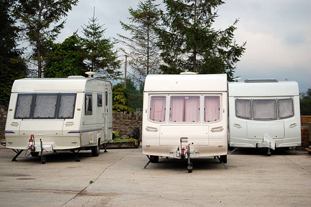 trois caravanes en caravan terrain de mobile-homes - motor home park camping luxury photos et images de collection