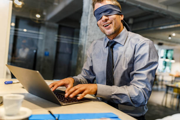 uomo d'affari bendato incapace di vedere la realtà al computer in ufficio. - blindfold foto e immagini stock