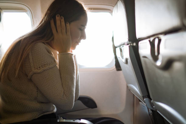 비행기에서 에어 멀미로 고통받는 여성 - fear airplane flying business travel 뉴스 사진 이미지