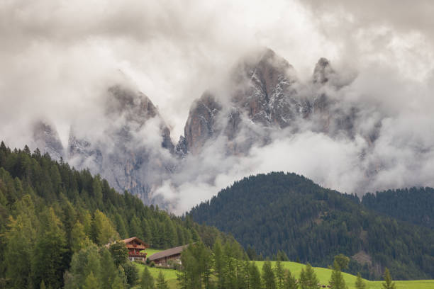 vista sobre o monte odle em um dia nublado - val di funes, dolomitas - altoadige - fotografias e filmes do acervo