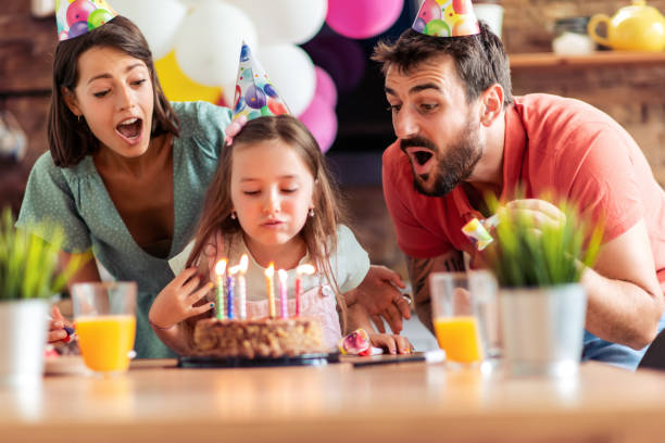fiesta de cumplea�ños - cake birthday domestic kitchen child fotografías e imágenes de stock