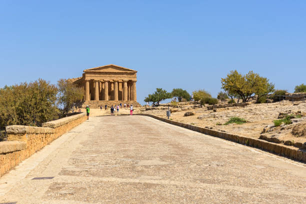 templo de concórdia no vale dos templos em agrigento - greek culture agrigento landscape colonnade - fotografias e filmes do acervo