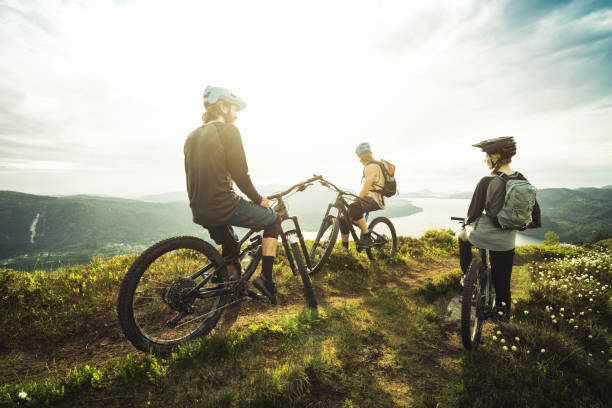 友人のマウンテンバイクライダーのグループ:ノルウェーの山を屋外でサイクリングmtb - mountain biking mountain bike cycling mountain ストックフォトと画像