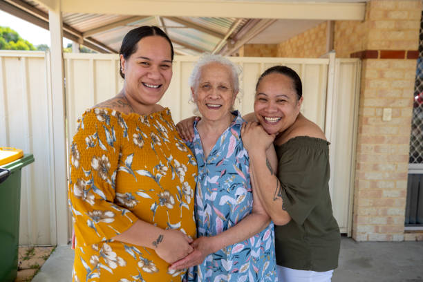 tre generazioni di donne - originario delle isole delloceano pacifico foto e immagini stock