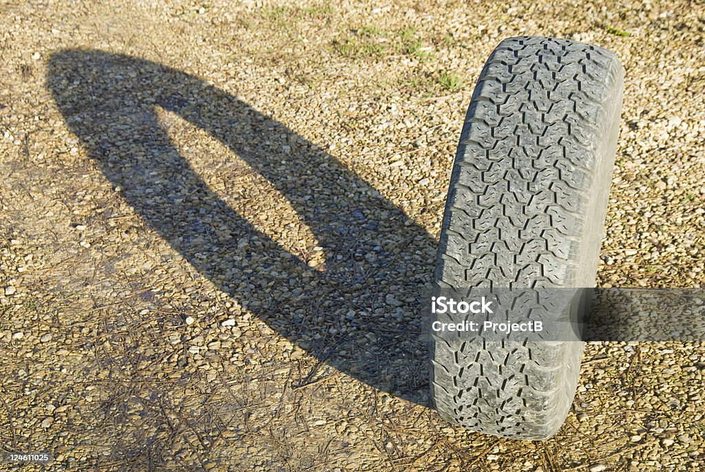 Pneu de voiture ombre - Photo de Contraste libre de droits