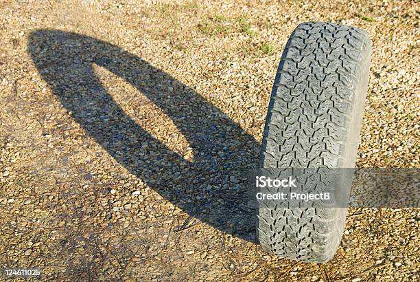 Auto Pneumatici Ombra - Fotografie stock e altre immagini di Ambientazione esterna - Ambientazione esterna, Ambiente, Composizione orizzontale