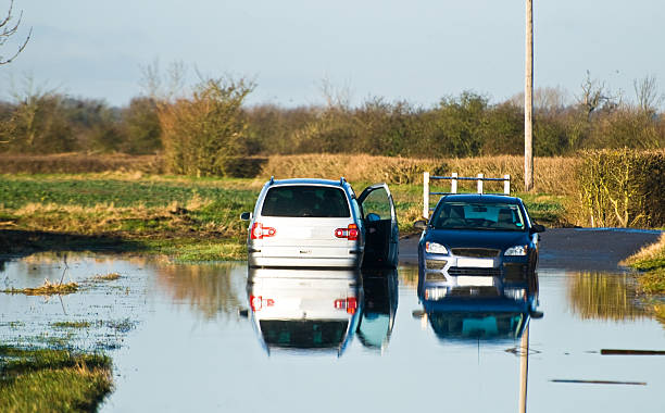 두 지동차 포기됨 있는 홍수 스톡 사진