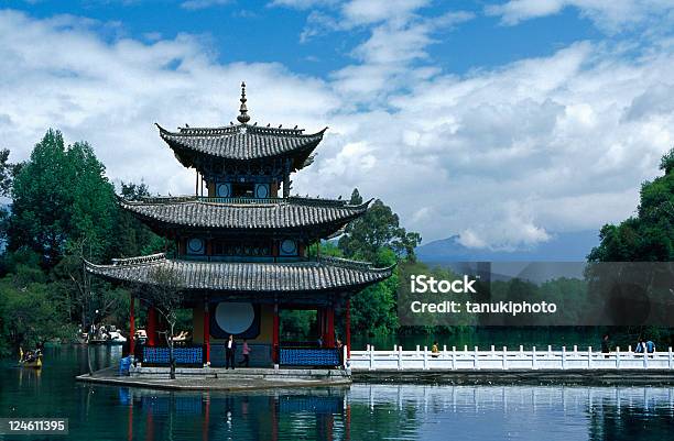 Pagoda Nel Parco Dello Stagno Del Drago Nero - Fotografie stock e altre immagini di Ambientazione esterna - Ambientazione esterna, Amore a prima vista, Architettura