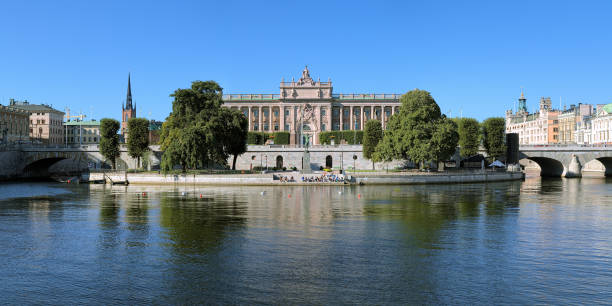 panorama du parlement à stockholm, suède - norrbro photos et images de collection