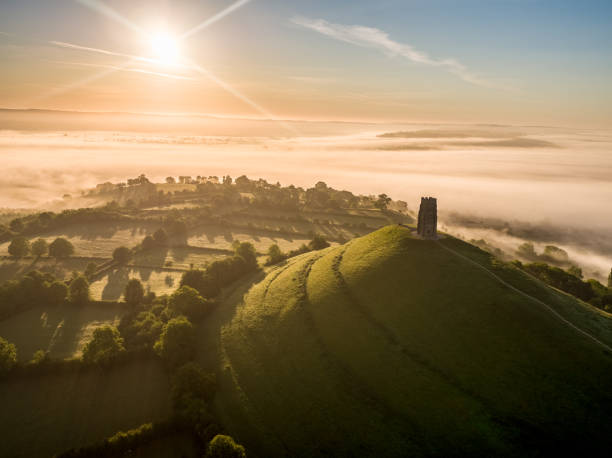 glastonbury tor alba - outcrop foto e immagini stock