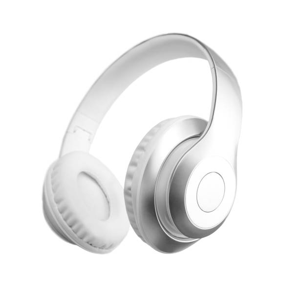 白い背景に隔離された空気中の銀メタリック白いワイヤレスヘッドフォン。音楽デバイス飛行浮上コンセプト - ヘッドフォン ストックフォトと画像