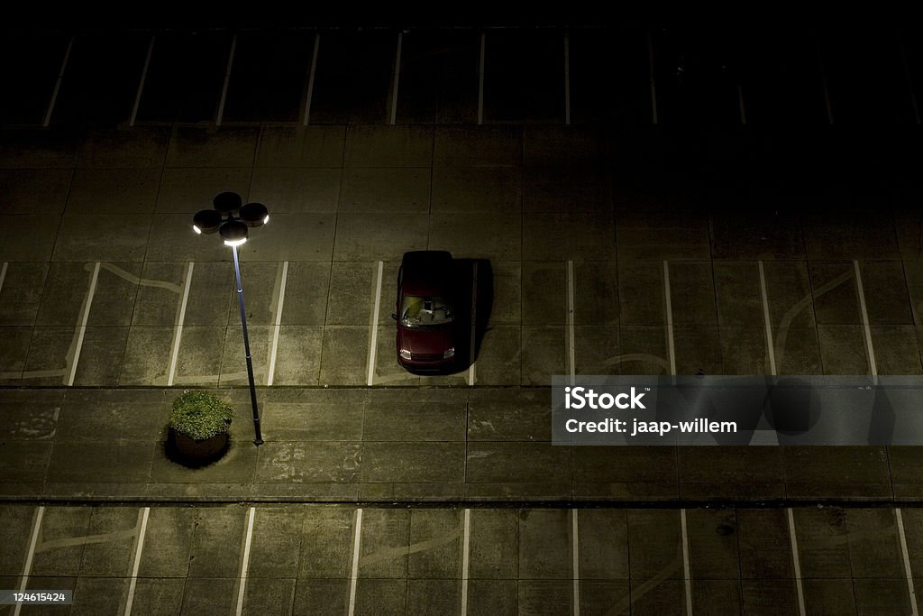 Парковка на ночь - Стоковые фото Автостоянка роялти-фри