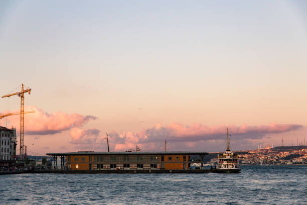 도킹 여객 페리와 카라코이, 이스탄불의 새로운 여객 페리 포트. - passenger ship ferry crane harbor 뉴스 사진 이미지