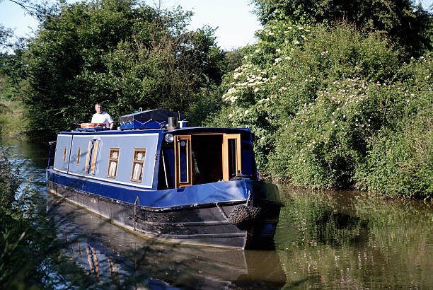 blue barcaza cruceros en oxford canal - canal narrow boat nautical vessel england fotografías e imágenes de stock