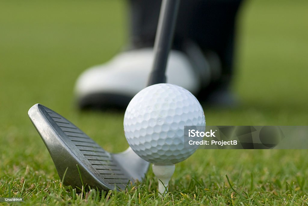 Taco de Golfe com bola e sapatos no fundo - Royalty-free Macrofotografia Foto de stock