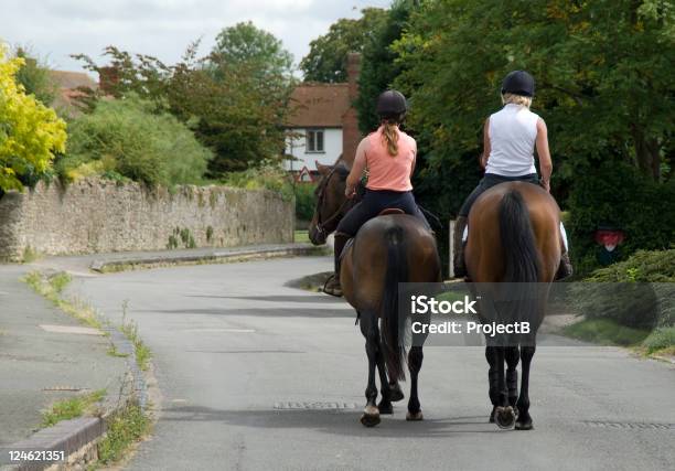 2 つの女性スポーツ乗馬までの村 - ウマのストックフォトや画像を多数ご用意 - ウマ, 道路, 乗馬